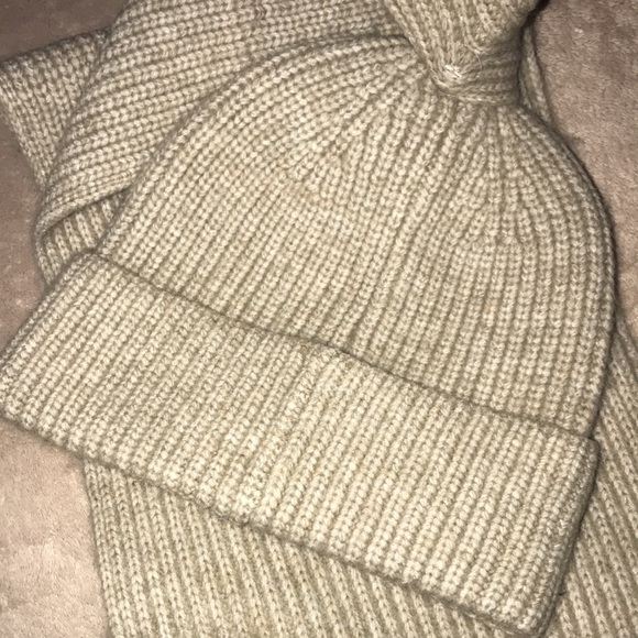 Calvin Klein hat and infinity scarf 🧣 set New without tags cream and white - Picture 6 of 9